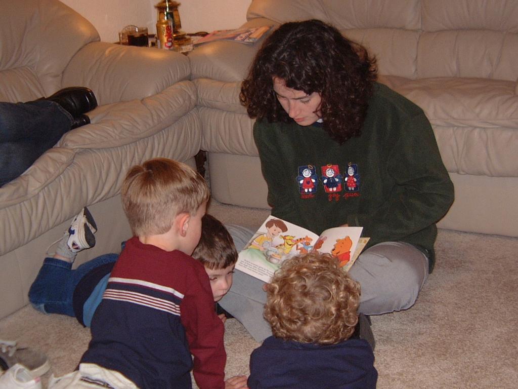 2003/12(Dec)/02-Christmas Eve/1024x768_2003-12-24-09-reading-waiting-on-Santa.JPG